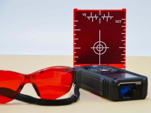Medidor de distancia láser, gafas y placa de puntería